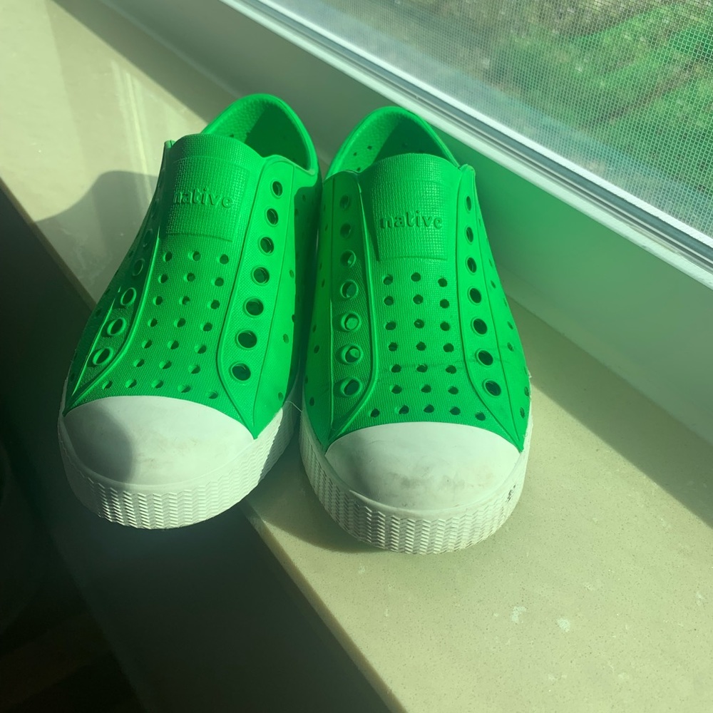 Bright green shoes C11